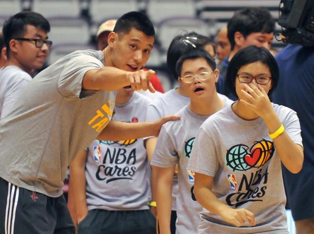 Giovani appassionati di basket ascoltano divertiti le indicazioni di Jeremy Lin, il pi applaudito dai tifosi locali.